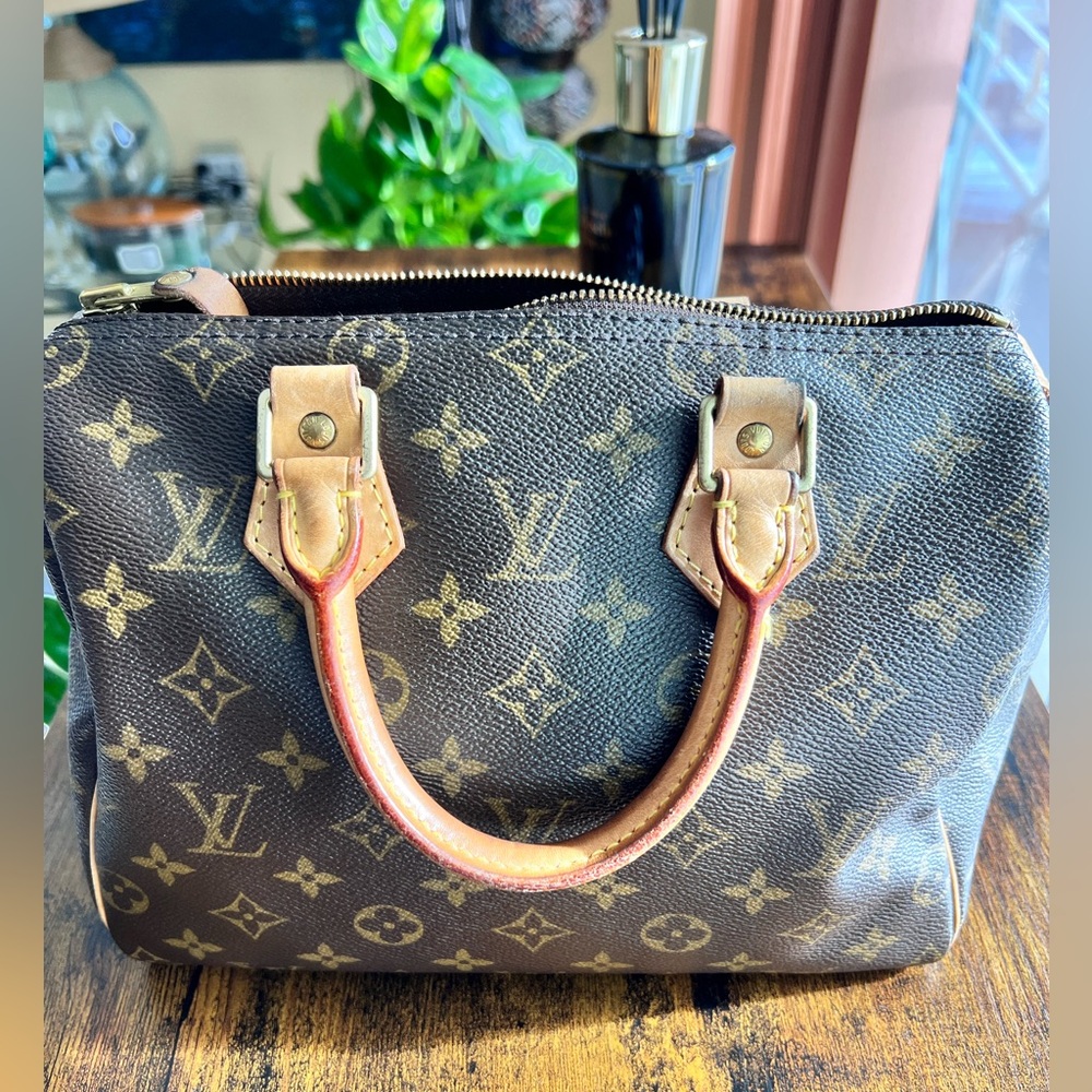 Louis Vuitton speedy 25 authentic normal wear no rips or stains ❤️